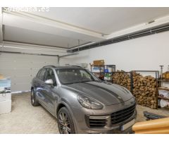 Villa en Venta en Sotogrande Zona F - 5 Dormitorios, Estilo Andaluz con Toques