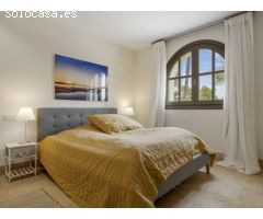 Villa en Venta en Sotogrande Zona F - 5 Dormitorios, Estilo Andaluz con Toques
