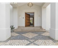 Villa en Venta en Sotogrande Zona F - 5 Dormitorios, Estilo Andaluz con Toques