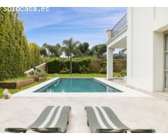 Villa en Venta en Sotogrande Zona F - 5 Dormitorios, Estilo Andaluz con Toques