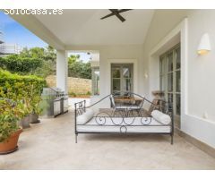 Villa en Venta en Sotogrande Zona F - 5 Dormitorios, Estilo Andaluz con Toques