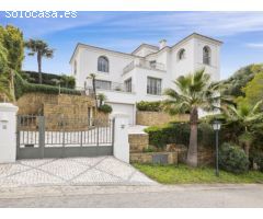 Villa en Venta en Sotogrande Zona F - 5 Dormitorios, Estilo Andaluz con Toques