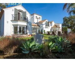 Villa Orientada al Suroeste en Parcela de Esquina en la Zona B de Sotogrande