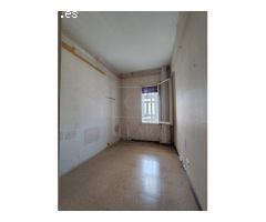 Piso alto para reformar en el centro de Barcelona
