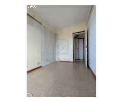 Piso alto para reformar en el centro de Barcelona
