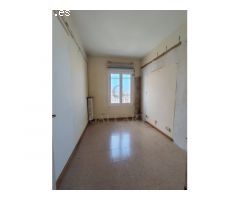 Piso alto para reformar en el centro de Barcelona