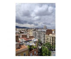 Piso alto para reformar en el centro de Barcelona