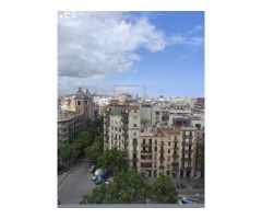 Piso alto para reformar en el centro de Barcelona