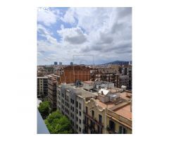 Piso alto para reformar en el centro de Barcelona