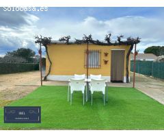 Terreno llano con casita en Urbanización Las Colinas, El Casar.