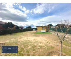 Terreno llano con casita en Urbanización Las Colinas, El Casar.