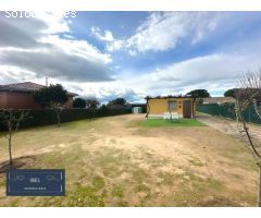 Terreno llano con casita en Urbanización Las Colinas, El Casar.