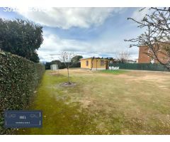 Terreno llano con casita en Urbanización Las Colinas, El Casar.