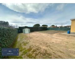 Terreno llano con casita en Urbanización Las Colinas, El Casar.