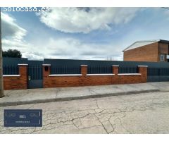 Terreno llano con casita en Urbanización Las Colinas, El Casar.