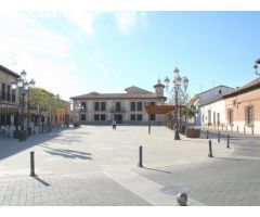 Terreno llano con casita en Urbanización Las Colinas, El Casar.