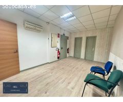 Gran nave industrial con oficinas y plazas de garaje.
