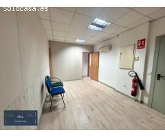 Gran nave industrial con oficinas y plazas de garaje.
