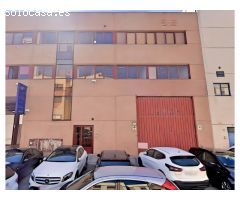 Gran nave industrial con oficinas y plazas de garaje.