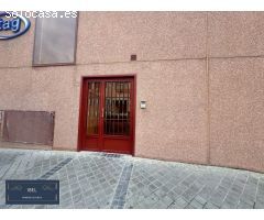 Gran nave industrial con oficinas y plazas de garaje.