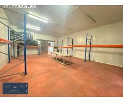 Gran nave industrial con oficinas y plazas de garaje.