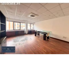 Gran nave industrial con oficinas y plazas de garaje.