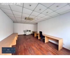 Gran nave industrial con oficinas y plazas de garaje.