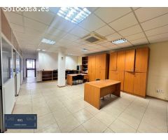 Gran nave industrial con oficinas y plazas de garaje.