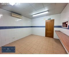 Gran nave industrial con oficinas y plazas de garaje.