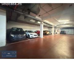 Gran nave industrial con oficinas y plazas de garaje.