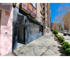 Local a pie de calle. Con 2 enormes escaparates.