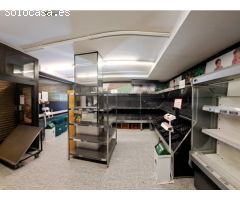 Local a pie de calle. Con 2 enormes escaparates.