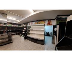 Local a pie de calle. Con 2 enormes escaparates.
