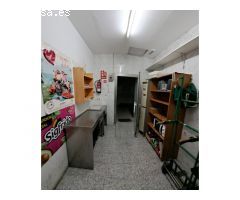 Local a pie de calle. Con 2 enormes escaparates.