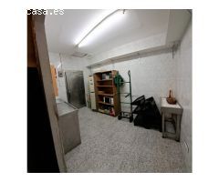 Local a pie de calle. Con 2 enormes escaparates.