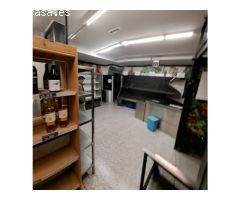 Local a pie de calle. Con 2 enormes escaparates.