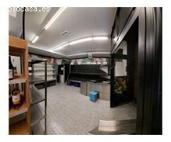 Local a pie de calle. Con 2 enormes escaparates.