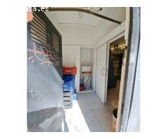 Local a pie de calle. Con 2 enormes escaparates.