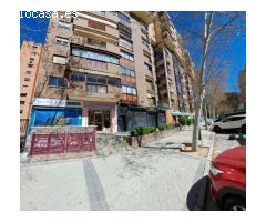 Local a pie de calle. Con 2 enormes escaparates.