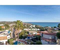 Villa de diseño en urbanizacion playetas con vistas al mar