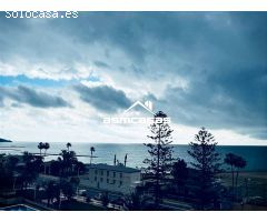 Apartamento en primera linea de playa con vistas a la playa y a la montaña