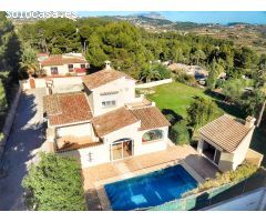 VILLA TRADICIONAL CON AMBIENTE MODERNO IN MORAIRA