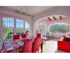 VILLA TRADICIONAL CON AMBIENTE MODERNO IN MORAIRA