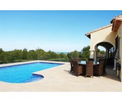 Espaciosa villa con vistas al mar y montaña en La Sella, Denia