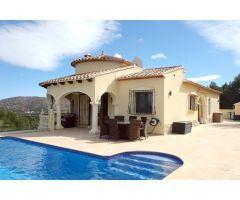 Espaciosa villa con vistas al mar y montaña en La Sella, Denia