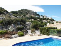 Espaciosa villa con vistas al mar y montaña en La Sella, Denia