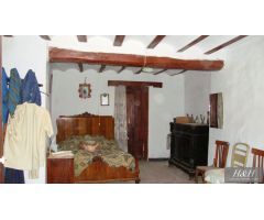 Se vende casa antigua en el centro de Alcublas. /H H Asesores, Inmobiliaria en Burjassot/