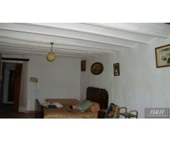 Se vende casa antigua en el centro de Alcublas. /H H Asesores, Inmobiliaria en Burjassot/