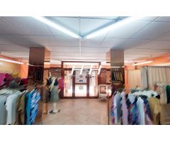 Amplio local con terraza en zona centro. / HH Asesores, Inmobiliaria en Burjassot /