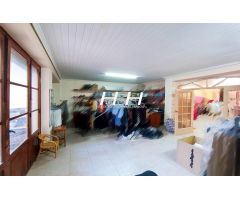 Amplio local con terraza en zona centro. / HH Asesores, Inmobiliaria en Burjassot /